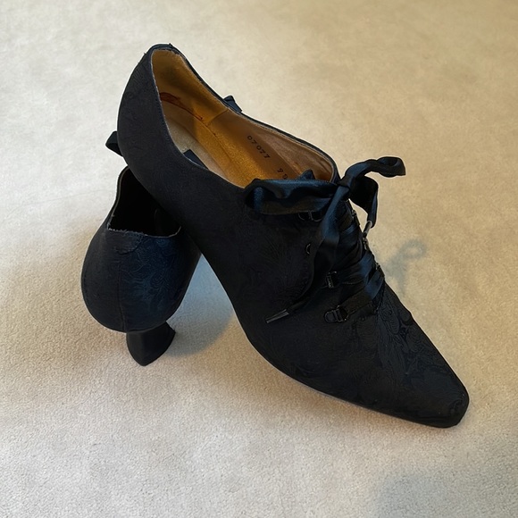 Kenneth Cole VINTAGE black damask lace bootie. Size 9 1/2 - Picture 13 of 15